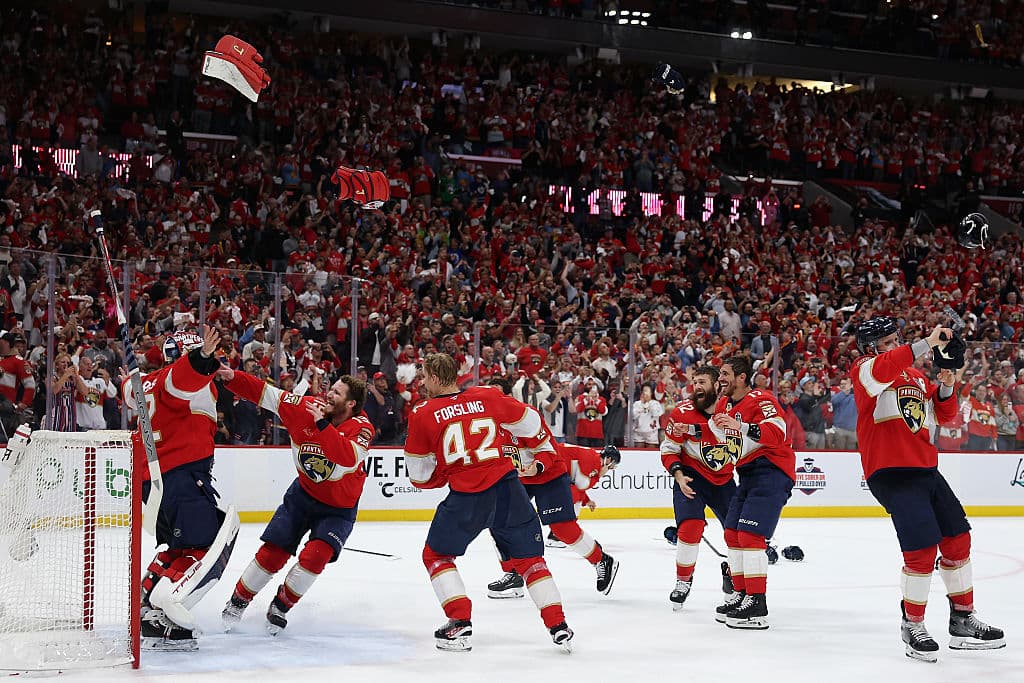 Sergei Bobrovsky (7), Matthew Tkachuk (19), Gustav Forsling (42), Jonah Gadjovich (12), Evan Rodrigues (17) y Aaron Ekblad (5) festejan la victoria de los Florida Panthers.