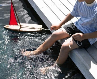 Salvation ArmyEl Salvation Army opera 45 campamentos de verano con residencia y cientos de campamentos diurnos a través del país. En estos campamentos miles de niños disfrutan anualmente del aire fresco, de ejercicio sano y es una oportunidad para crear nuevas amistades. Las actividades en los campamentos incluyen natación, aventuras y exploración, manualidades artísticas, desarrollo en el campo de la música y deportes.