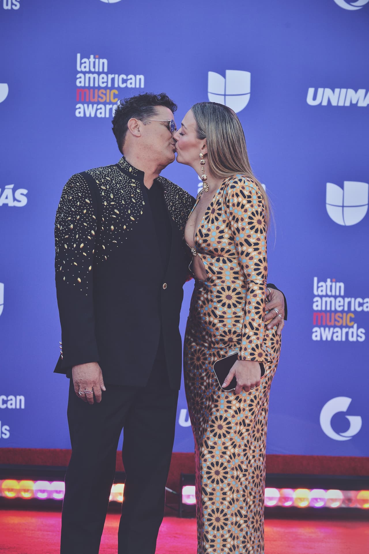 Carlos Vives y su esposa en los Latin American Music Awards 2023