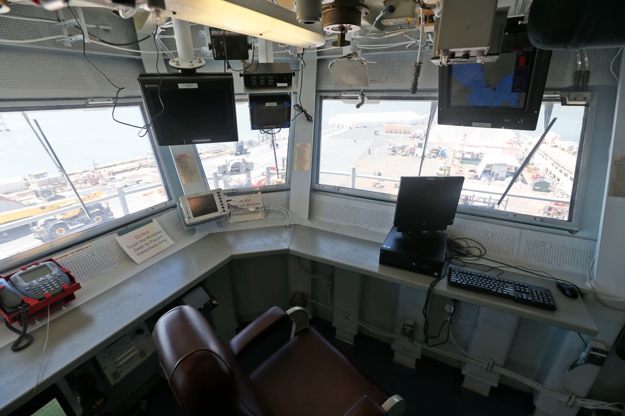 La marina se refiere a este barco como un espacio de "4.5 acres de territorio soberano de EEUU". Su planta de energía nuclear está diseñada para permitir velocidades de crucero de más de 30 nudos y puede operar durante 20 años sin reabastecerse de combustible atómico.