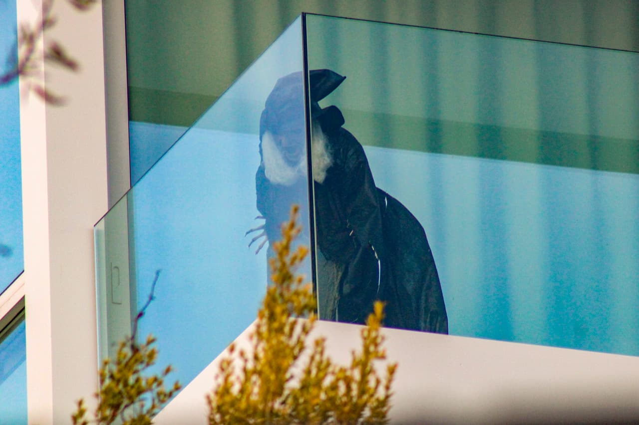 “Shakira, desde hace tres meses, tiene colgada en su casa, en una de las terrazas y dirigida a la cocina de la casa de sus suegros, una bruja de tamaño real”, detalló Basté.
<br>