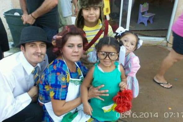 Luis M. Rodriguez nos compartió otra imagen con la familia completa caracterizada como los personajes de Don Roberto Gómez Bolaños.