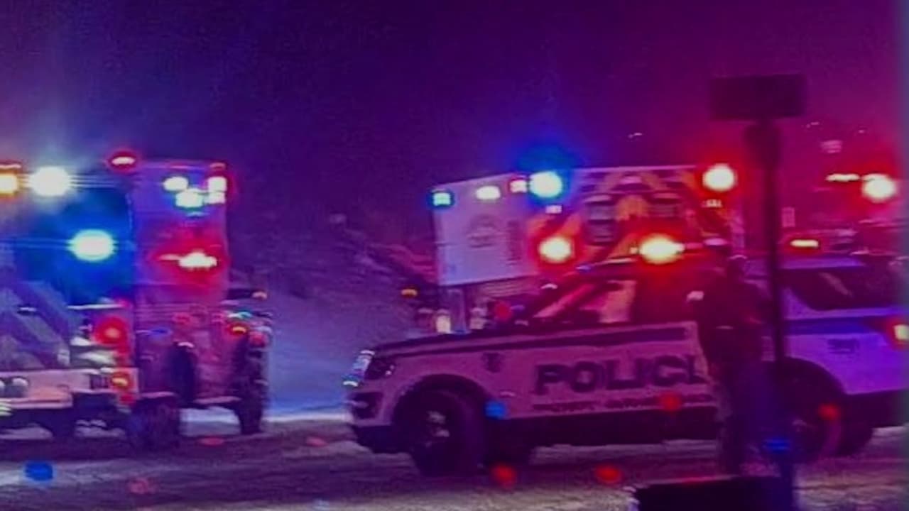 Adolescente acusado de tiroteo en una playa que dejó a 5 heridos se presenta en corte