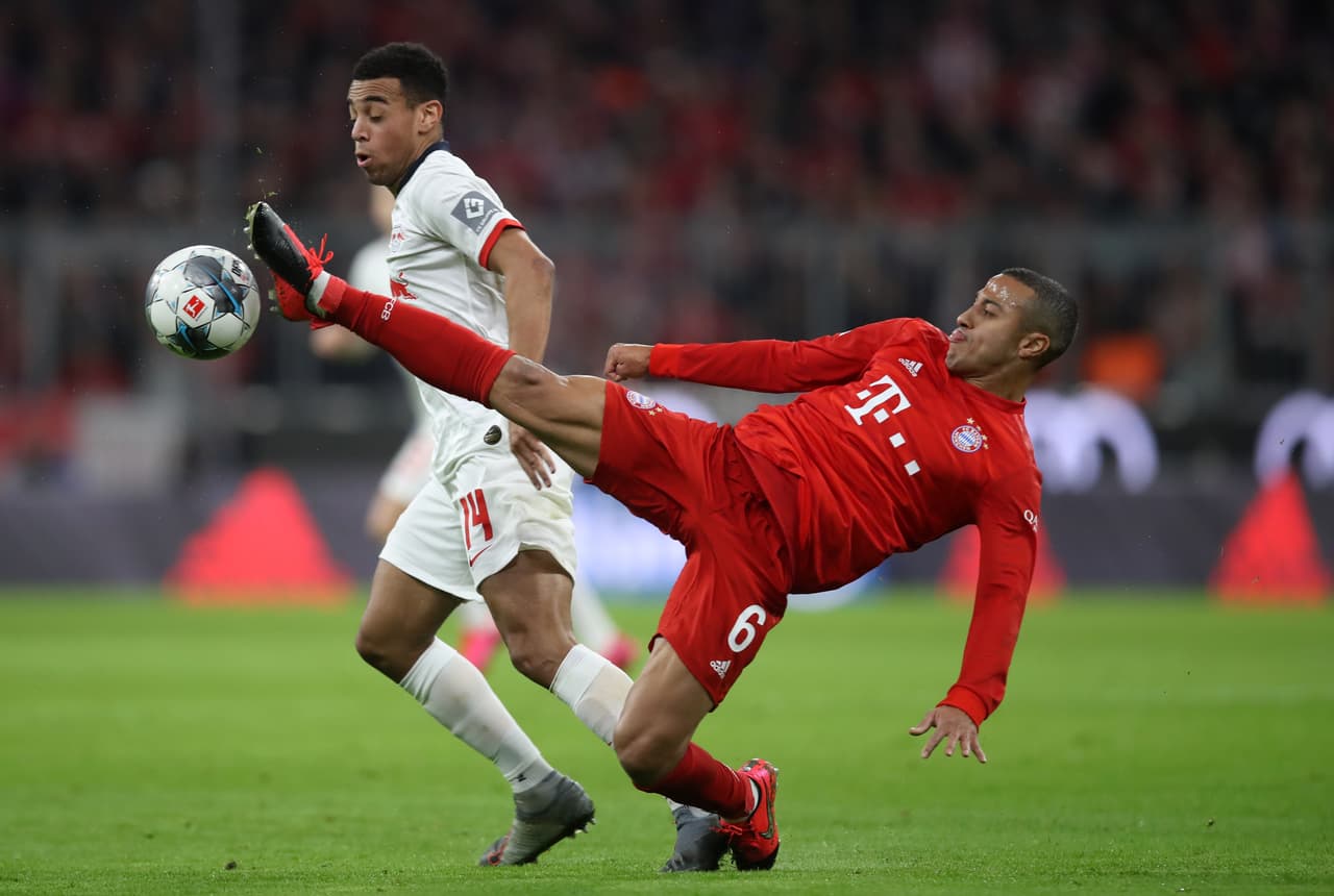 Tyler Adams del RB Leipzig y Thiago Alcantara del Bayern en una disputa intensa por el esférico. El partido finalizó empatado sin goles.