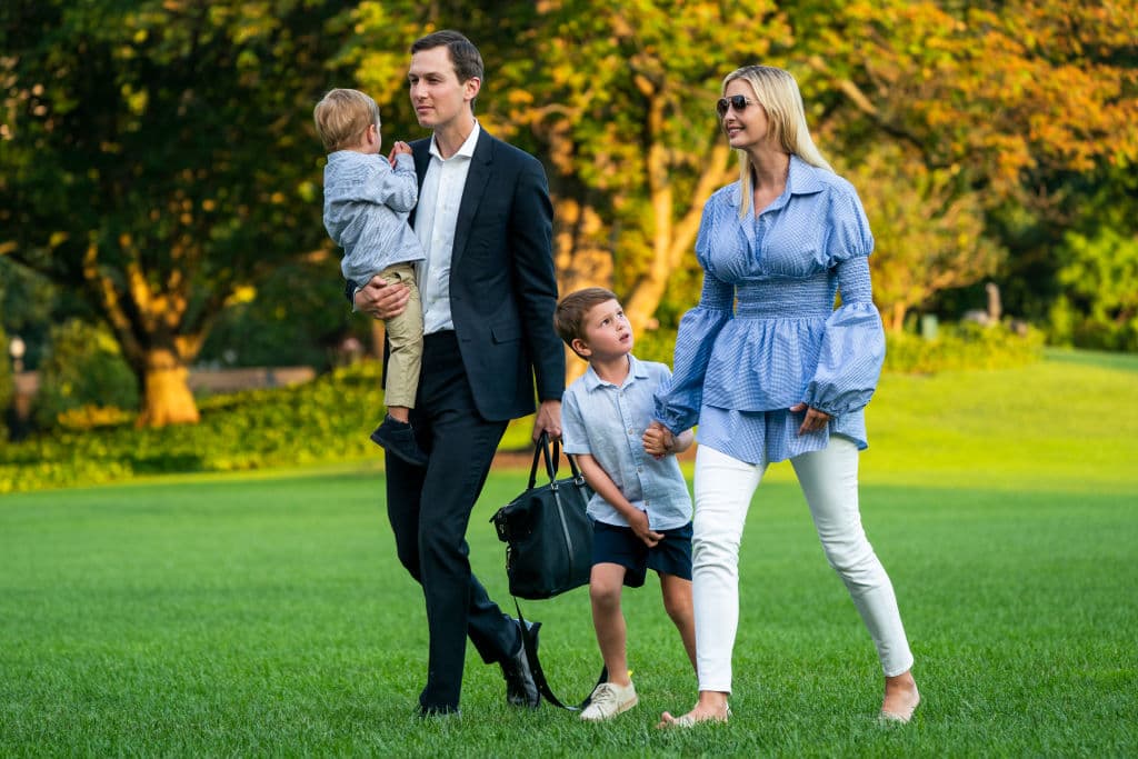 Según reportó 
<a href="https://www.cnn.com/2020/12/11/politics/ivanka-trump-jared-kushner-house-florida/index.html" target="_blank">CNN,</a> Ivanka y su esposo se encuentran actualmente en las etapas finales de una compra que está por aprobarse por su antiguo dueño, el cantante español Julio Iglesias.
<br>