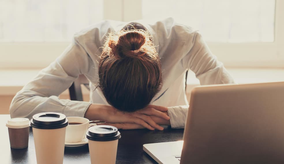 No dormir lo suficiente. No es que te quiera dar un sermón de lo importante que es que duermas 7 u 8 horas diarias, lo que si quiero es que recuerdes el punto anterior, si no duermes no se repara la piel. Se consiente y fíjate como la piel luce diferente después de una desvelada, se ve opaca y un poco más grisácea. Así que si te quieres ver fresca como una lechuga necesitas premiar a tu piel y dormir.