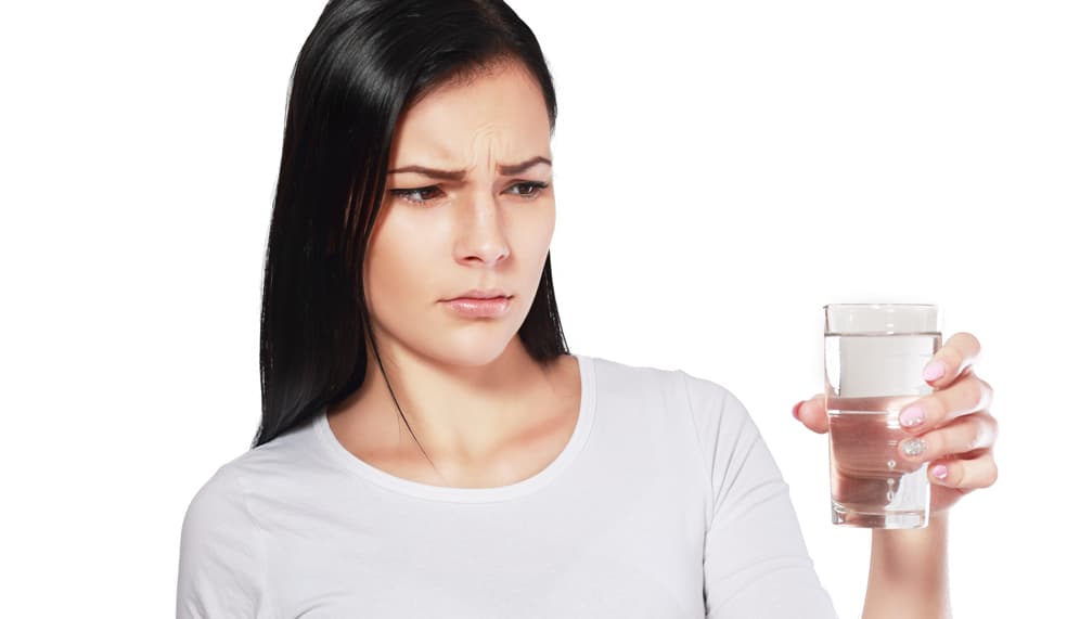 No tomar agua. Si no tomas agua la piel se ve deshidratada. No es suficiente tomar líquidos, debes de tomar agua natural. Por tomar agua no creas que van a desaparecer tus arrugas o el daño de la piel. Lo que si puedes ver es que si la piel esta deshidratada tarda más en volver al estado normal. Esto pasa cuando la pellizcas, a se le conoce como turgencia cutánea.