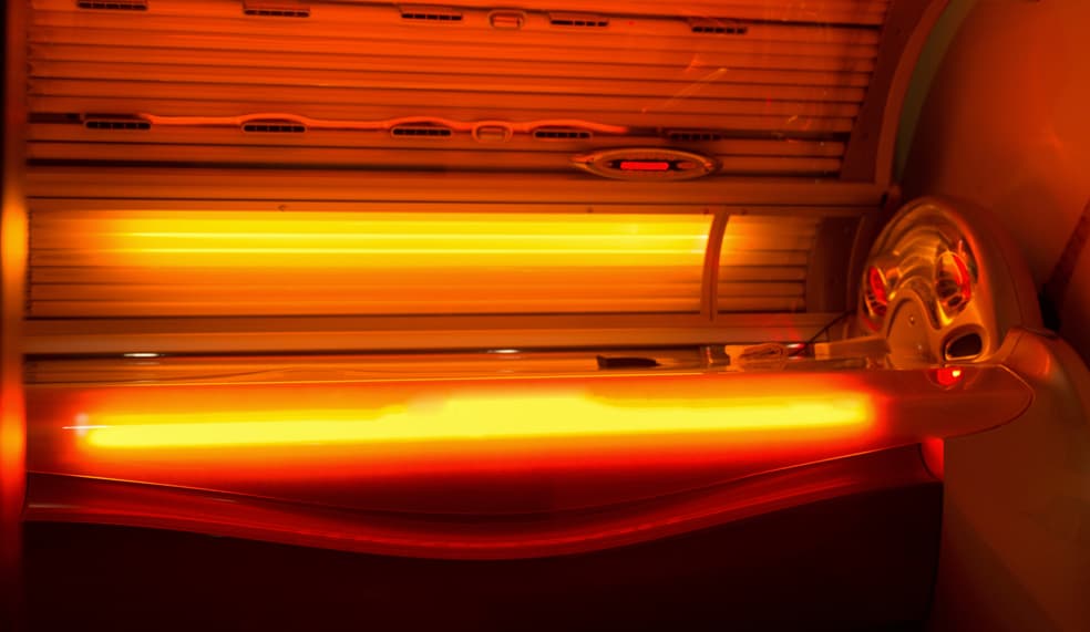 Camas de bronceado. El bronceado saludable no existe, las luces de las camas solares tienen los mismos efectos dañinos que los rayos del sol. Si quieres que tu piel se vea dorada usa maquillaje o pinta en algún lugar con pincel de aire.