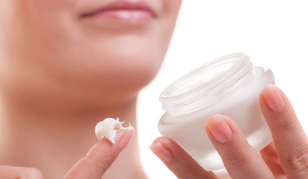 Usar productos caducos. Las cremas, sueros y otros tratamientos, además del maquillaje caducan. Eso significa que a partir de la fecha que los abriste empieza a contar el tiempo. Si te encontraste una crema que abriste hace 3 años, no caigas en la tentación de usarla. Compra una nueva, es posible que esa crema ya no funcione o que pase algo peor y que te haga reacción.