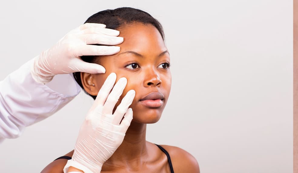 Olvidar visitar al dermatólogo: Es básico visitar al dermatólogo por lo menos una vez al año. En este chequeo te puede decir en que estado se encuentra tu piel y si es necesario que cambies o incluyas algo en especifico a tu rutina diaria. Confieso que yo lo visito hasta más de 2 veces al año porque mi piel –trauma de una editora de belleza – es muy lejana a la que desearía tener, mínimo me sale un brote al mes. Cada vez que lo visito me aplica luz pulsada y realmente noto la diferencia