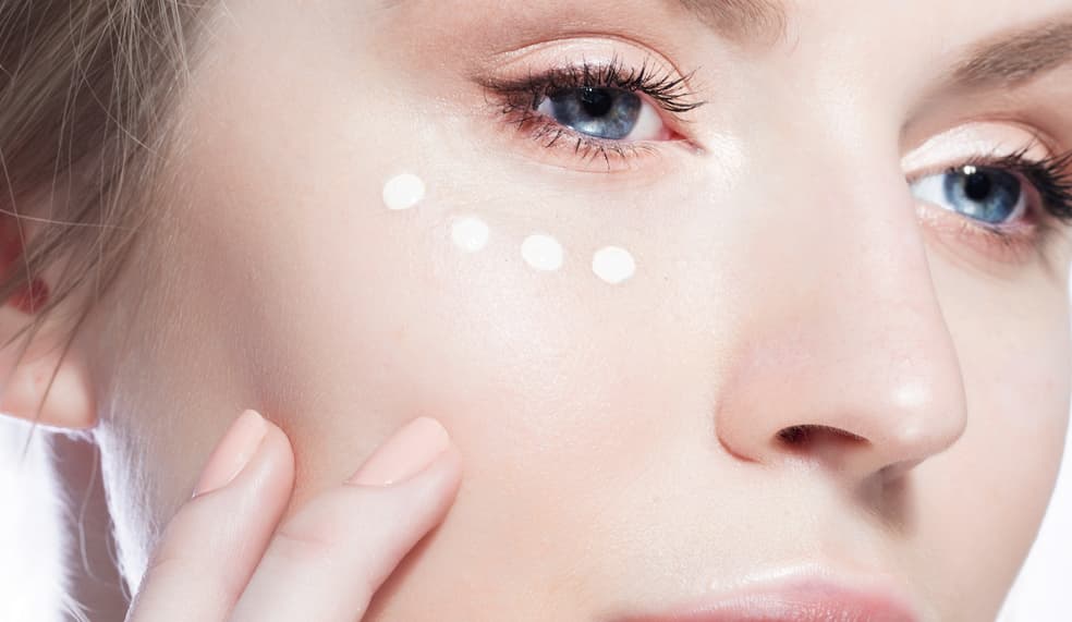 No usar cremas. Las jóvenes deben de usar cremas humectantes. El resto de las personas deben de buscar una fórmula humectante que además combata otros problemas, si es que los tienen. Es muy importante usar una crema especial en el contorno de ojos. Las cremas no hacen milagros, pero si ayudan a que la piel se repare mejor y tratan diferentes problemas como manchas, flacidez, opacidad. Busca una que se ajuste a tu presupuesto.