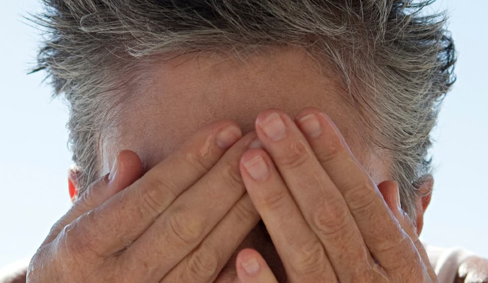 Tocarse la cara. Mantén las manos alejadas de la piel de tu cara, sabes la cantidad de bacterias y de mugre que tienen tus manos. A mi me impresiona la cantidad de veces que veo a la gente tomar dinero e inmediatamente después poner sus manitas sobre la piel de su cara. En esas monedas que han pasado por todos lados, te aseguro que hay muchas bacterias. Por lo que si quieres mantener tu piel en buen estado mantén las manos lejos de tu cara.