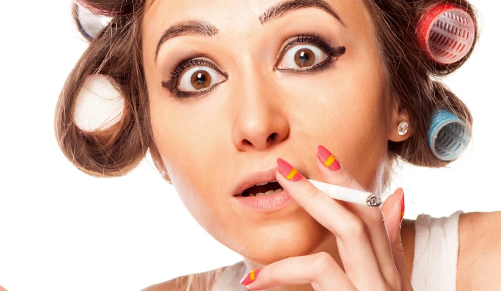 El humo del cigarro. Sin profundizar en el tema de lo que contiene el cigarro, sabes que ese humo daña directamente a la piel de tu cara. ¿Pondrías tu cara en la salida de humo de un escape de coche? No verdad, entonces porque le haces eso a tu piel. Además, cuando ves a una persona mayor que ha fumado toda su vida, notas como se ganó unas arrugas en el contorno de sus labios nada atractivas. Así que si puedes evita fumar.