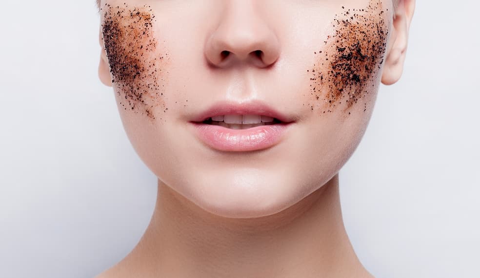 Ser unas rudas. De nada te servirá aplicar todas las cremas del mundo, si cuando te retiras el maquillaje eres una salvaje. Si, he visto a muchas niñas que se quitan el maquillaje de los ojos sin el menor cuidado, con tal de acabar rápido. Y a otras, que piensan que la piel quedará mucho más limpia si al aplicar el exfoliante frotan fuertemente. Créanme lo deben de hacer delicadamente, para no lastimar su piel.