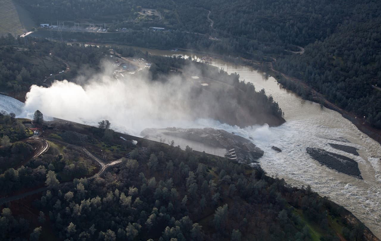 Esta ha sido una imagen habitual de la represa Oroville durante las últimas semanas.