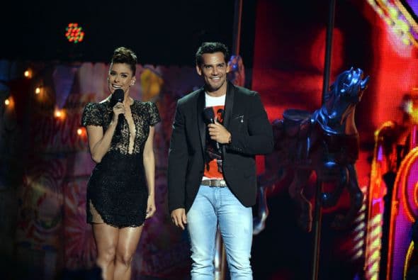 La bella Galilea Montijo y el galán Cristián de la Fuente fueron los encargados de cortar el listón y dar inicio a los Premios Juventud 2014.