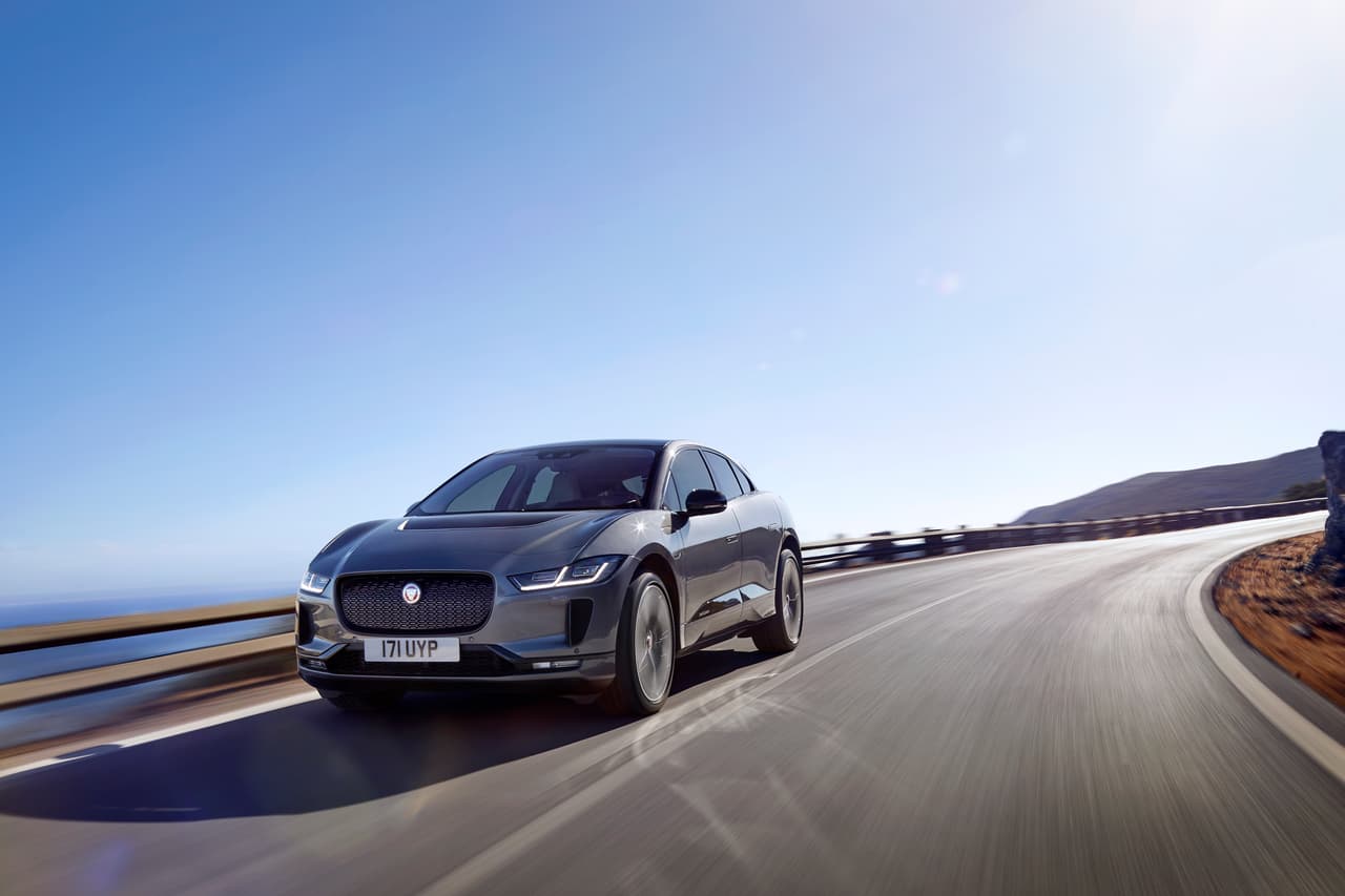 El rango de autonomía estimado de la Jaguar I-PACE es de 240 millas (348 kilómetros). Es capaz de acelerar de 0 a 60 mph en 4.5 segundos y alcanzar una velocidad máxima de 124 mph.