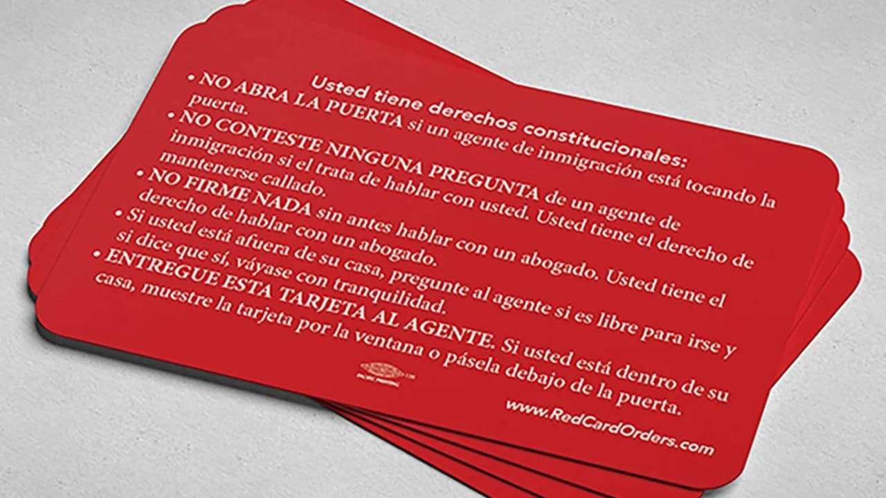 Las tarjetas rojas que pueden ayudarte con tus derechos en caso de redadas de ICE para deportación