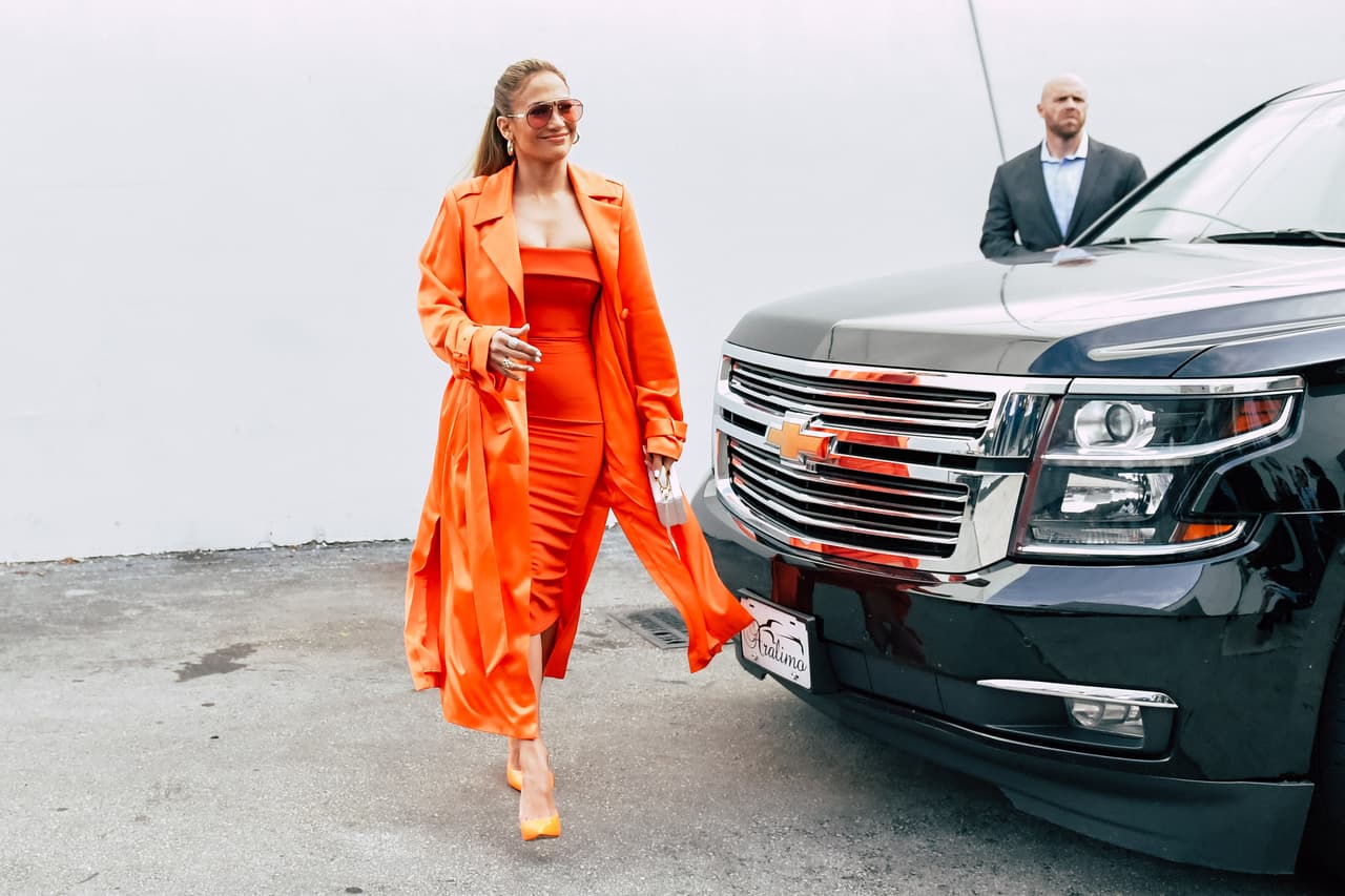 Casi a las 10 de la mañana, la newyorican se presentó en los estudios con un espectacular look totalmente naranja.