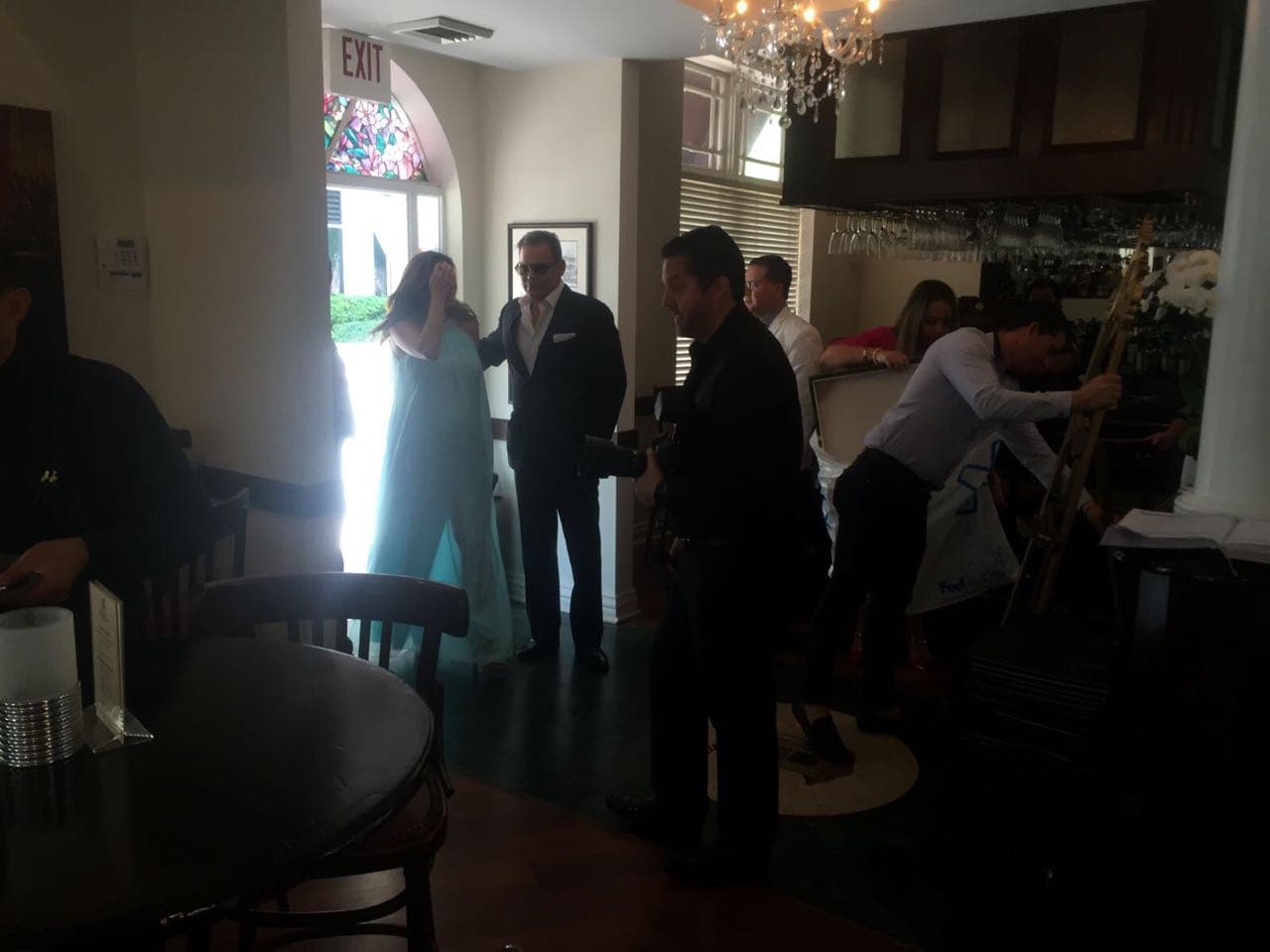 Llegó del brazo de su esposo.