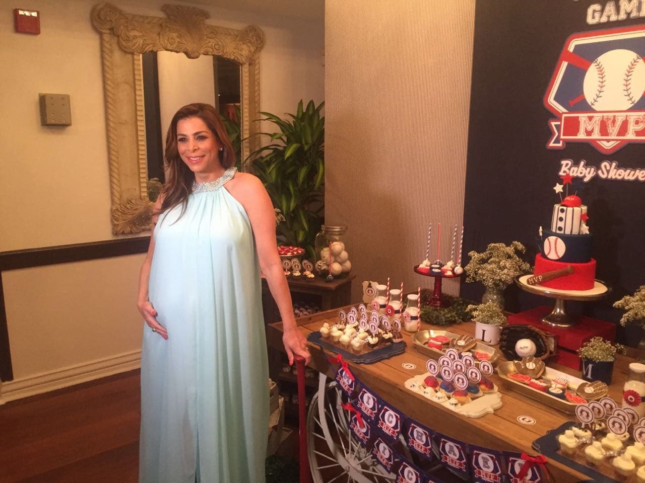 En grande se podían ver las iniciales de su bebé.