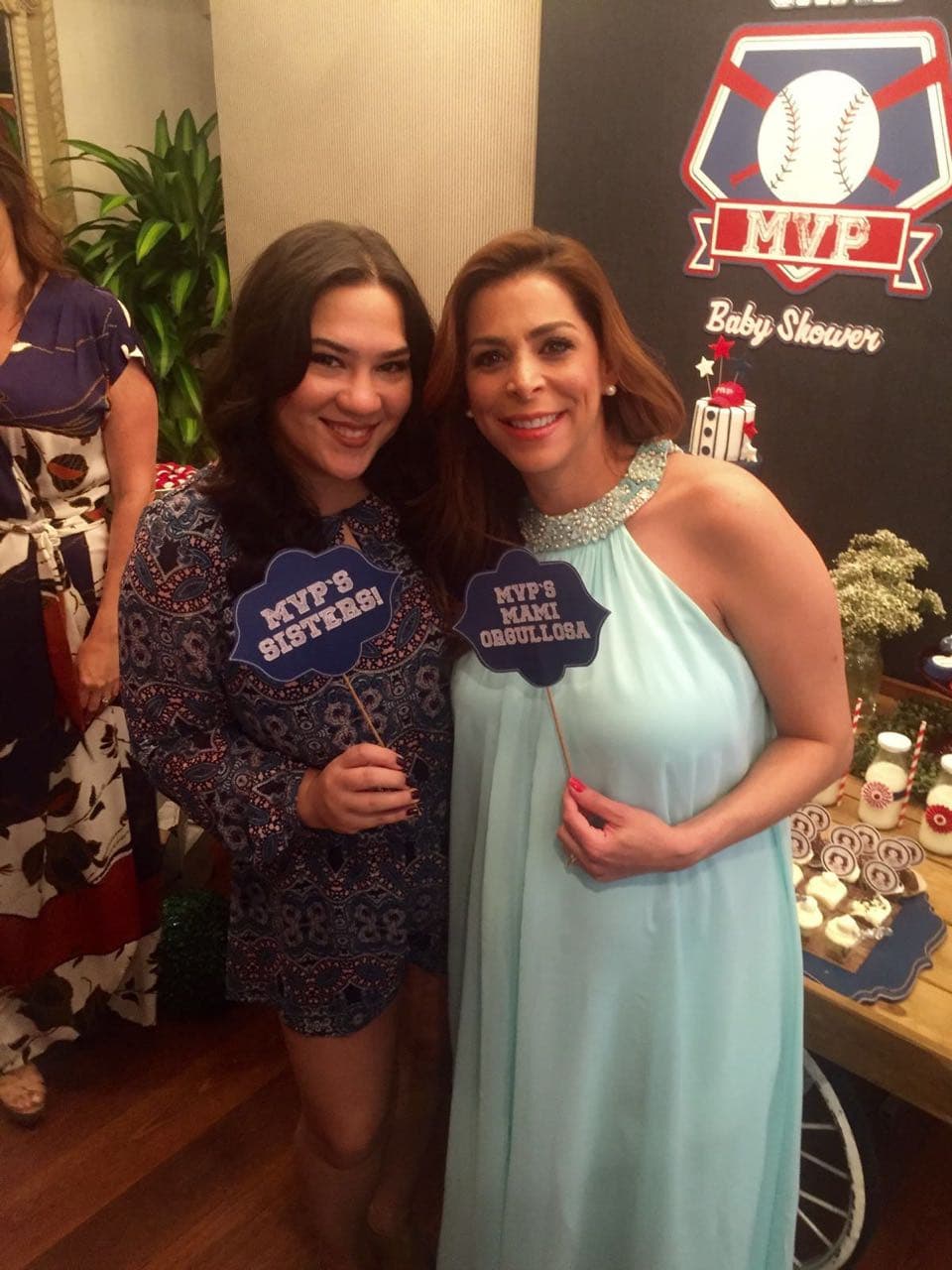 Varios amigos acompañaron a Lourdes en este especial momento.