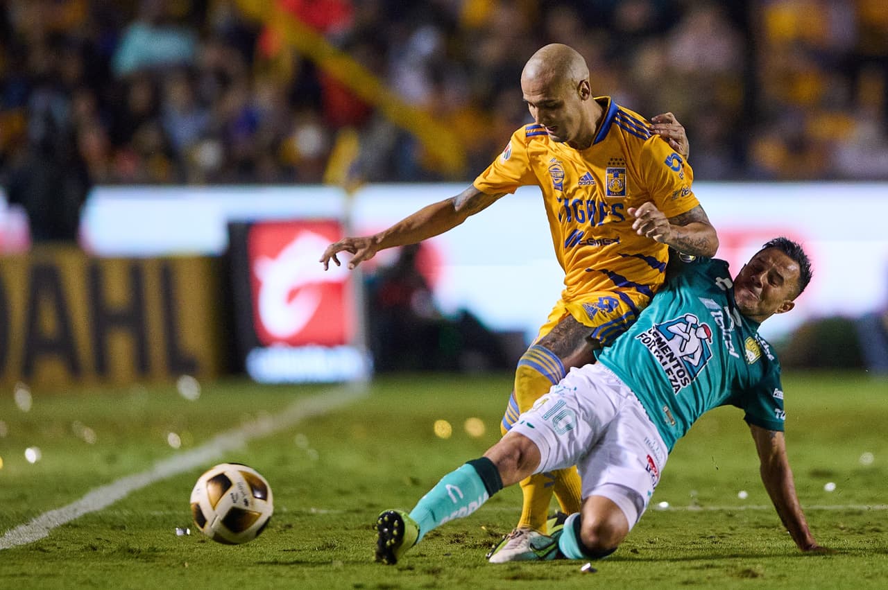 Tigres demuestra las garras que tiene para jugar semifinales y les bastan slo cinco minutos para que Florian Thauvin y Carlos González le den la vuelta al marcador y los locales terminen venciendo 2-1 a la 'Fiera'.