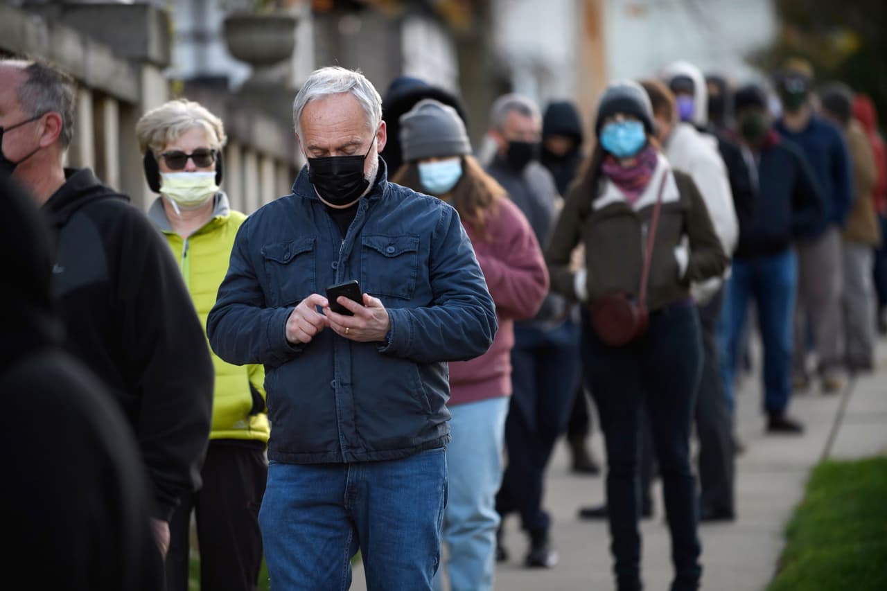 Los votantes esperan en fila en la Iglesia Metodista Unida de Oakmont el 3 de noviembre de 2020 en Oakmont, Pensilvania, una comunidad suburbana en las afueras de Pittsburgh.