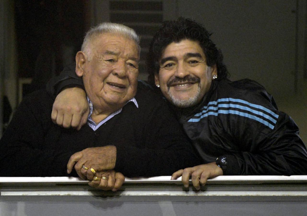 Padre de Maradona es hospitalizado por graves problemas respiratorios