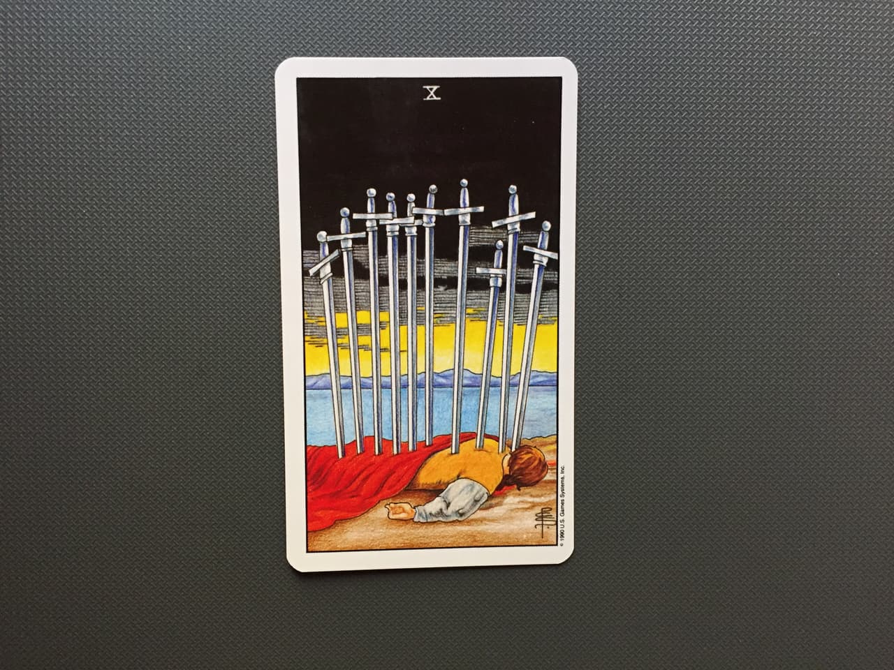 Con su impresionante imagen, es una de las cartas más lúgubres del tarot, pero hay que analizar sus partes negativas y las positivas, para sacar lo mejor para el consultante. Más que una muerte significa el fin de algo, quizá de un ciclo o de un amor. Eso sí, te va a doler.