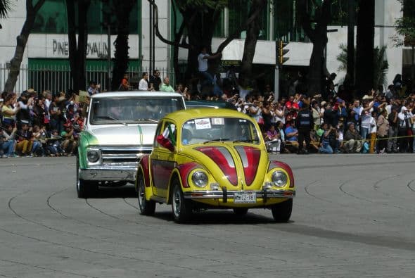 Casi dos mil vehículos clásicos desfilaron por las calles de la Ciudad de México para romper el Récord Guinness de más autos de este tipo en movimiento. Transitaron mil 721 autos, lo que superó la marca de Holanda, cuyo récord era de 948 vehículos. De acuerdo con las autoridades, el paso de estos autos clásicos fue visto por 250 mil asistentes. Circularon autos Datsun 1300, Jaguares, MG 59, Chevrolet apache, Alfa Romeo, Mercury, Porche, entre otros, que atrajeron la atención de capitalinos y visitantes. El paso de los vehículos fue interrumpido por el calentamiento de algunos que se quedaron en el camino y provocaron “cuellos de botella”; sin embargo, los organizadores confiaron en que los vehículos llegarían a la meta.