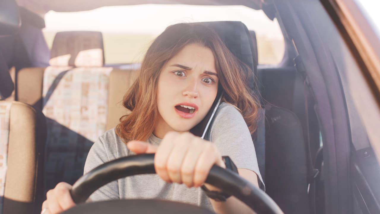 <h3 class="cms-h3-H3"><b>Frenos ruidosos</b></h3>
<br>Otro signo de la necesidad de hacer revisar los frenos profesionalmente son los molestos chirridos y chillidos provenientes de las ruedas del auto al frenar. Algunas veces estos ruidos son causados por otros problemas como humedad o suciedad en el área, estos ruidos pueden ser señal de desgaste de las patillas de frenos, de pinzas sueltas u otros problemas del sistema de frenos.