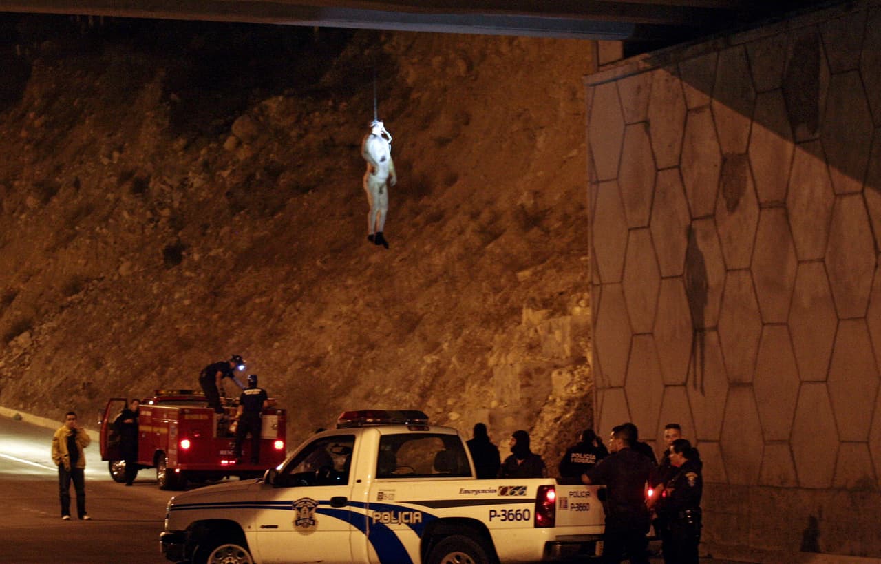El cuerpo de un hombre fue colgado de un puente el 17 de octubre de 2009.