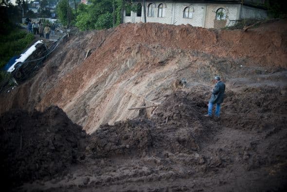 El secretario de Gobernación (Interior), Francisco Blake, dijo la noche del martes que por ahora no se confirma ninguna muerte. Blake concedió una conferencia de prensa en la que compareció junto al gobernador de Oaxaca, Ulises Ruiz, quien había entregado un alarmante balance inicial que hablaba de hasta un millar de fallecidos.
