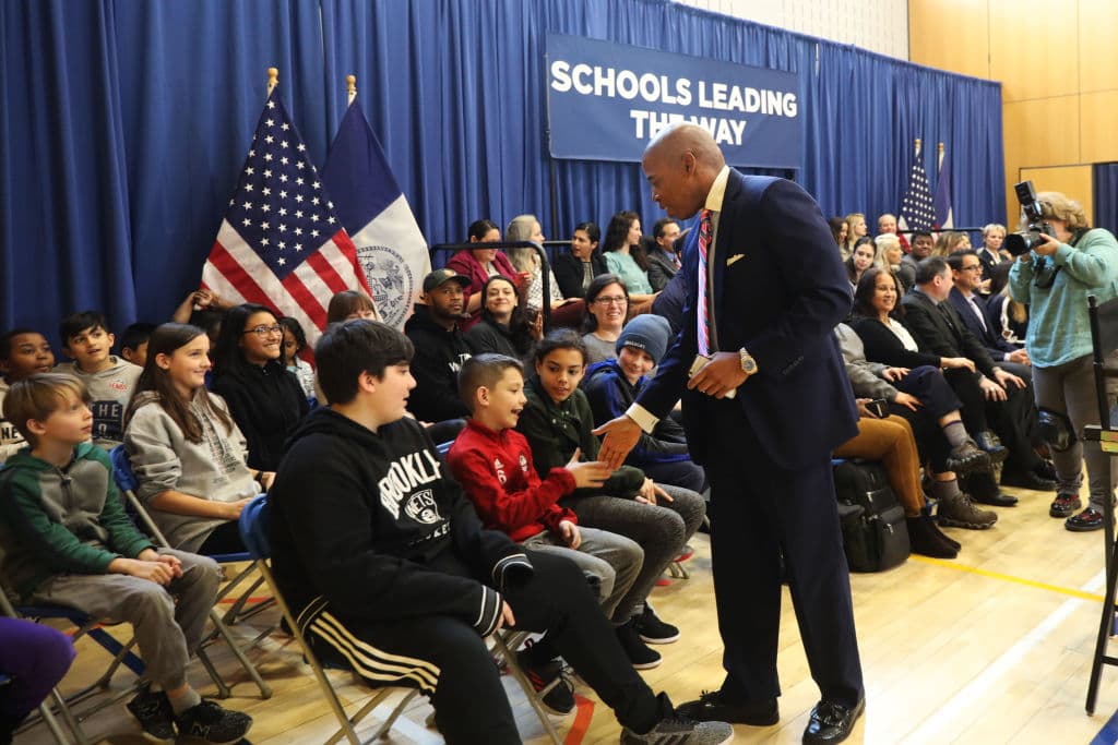 "Puede que en este momento haya 
<b>un joven que crea que no es lo suficientemente inteligente </b>como para ir a la universidad y tener éxito. Yo también lo hice. Pero superé una discapacidad de aprendizaje, fui a la universidad y pude obtener mis títulos. Y ahora seré el alcalde a cargo de todo el Departamento de Educación”. 
<br>