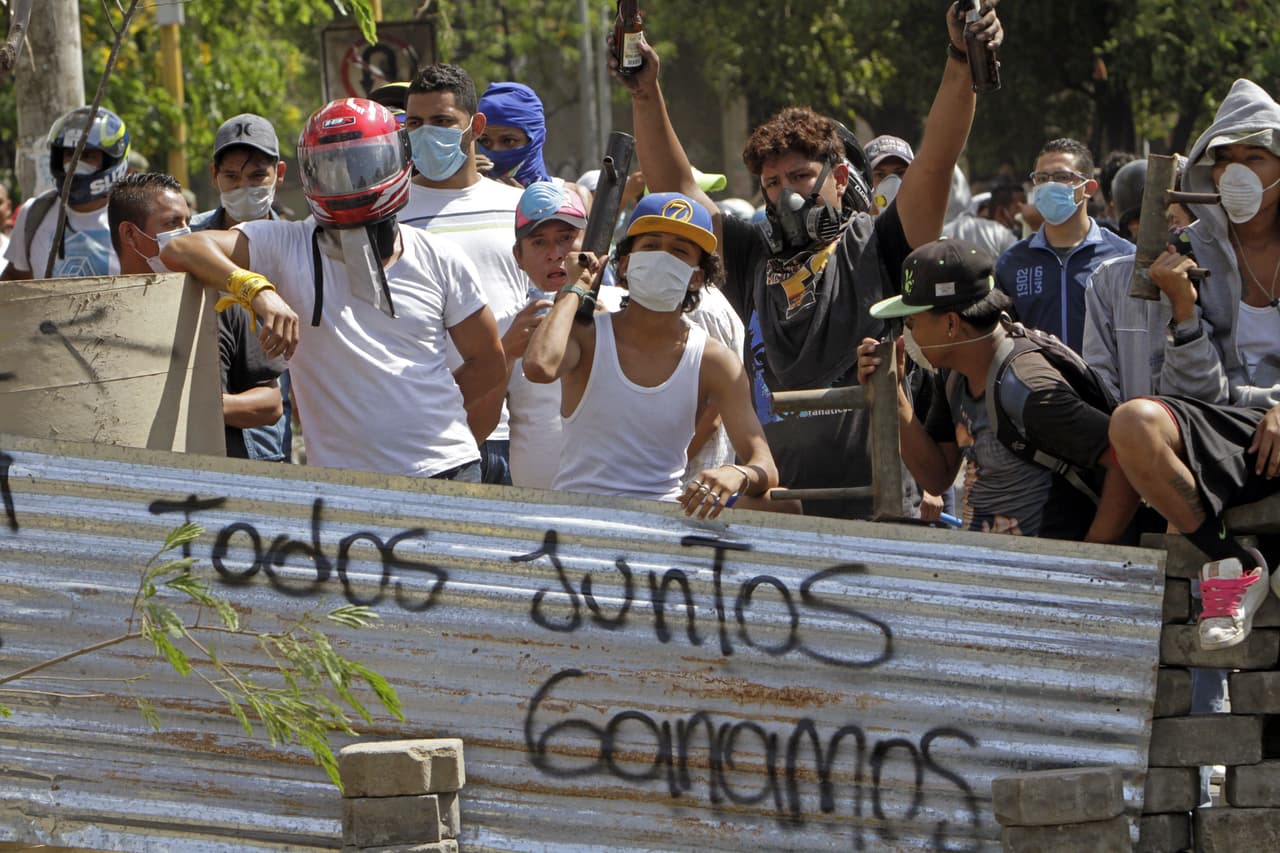 Uno de los puntos más tensos ha sido la Universidad Politécnica de Nicaragua, en Managua, en cuyas instalaciones un grupo de jóvenes se mantiene atrincherado y rodeado por fuerzas antimotines. En la fotografía, estudiantes esperan a los agentes de la policía antidisturbios en una barricada.