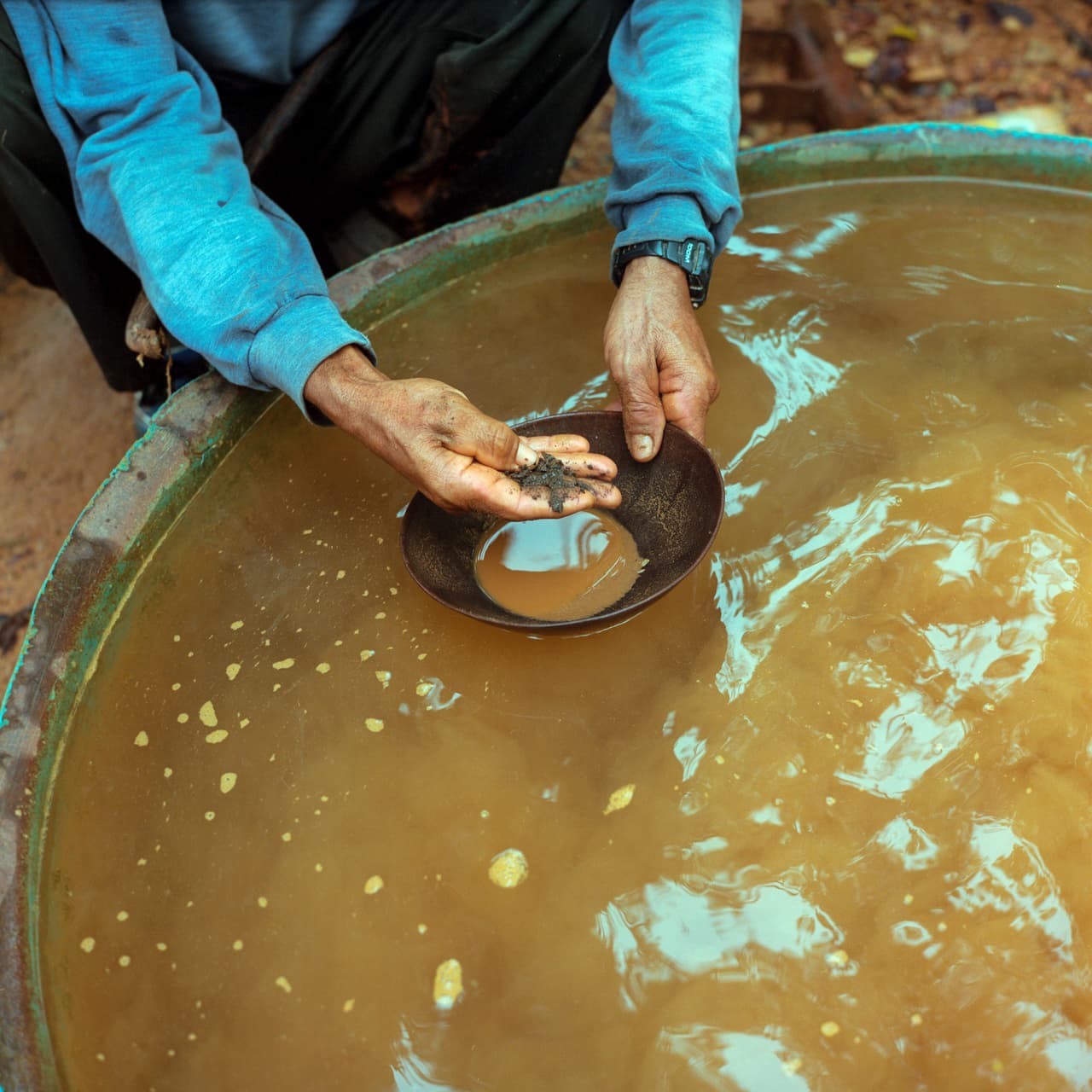 Jose Perriera Cunha, conocido como Perilito, muestra unas pequeñas piezas de oro. Perilito ha vivido por décadas de la minería informal, por lo que se opone férreamente al desarrollo de la mina Belo Sun y a que la explotación lo obligue a dejar la tierra en la que ha vivido.