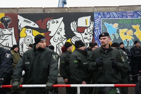 El Muro de Berlín dividió la actual capital alemana durante 28 años, separando el sector occidental, capitalista y democrático, de la extinta Alemania comunista, y en sus alrededores murieron, oficialmente, al menos 136 personas que trataron de cruzarlo.