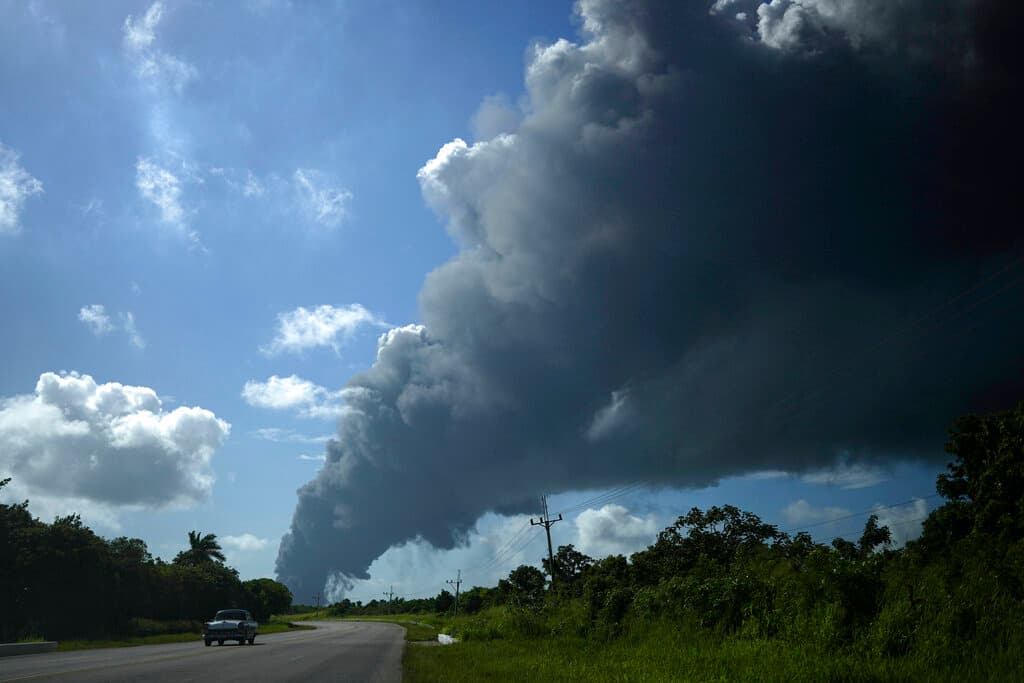El fuego ocasiona todavía una gran columna de humo visible desde cualquier sitio de la ciudad cubana de Matanzas.
<br>