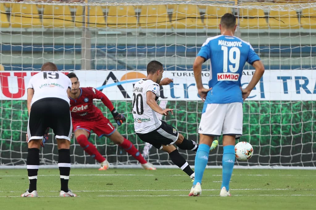 Al final de la primera mitad, Rui cometió falta dentro del área sobre Alberto Grassi. Se decretaba la pena máxima favorable al Parma.