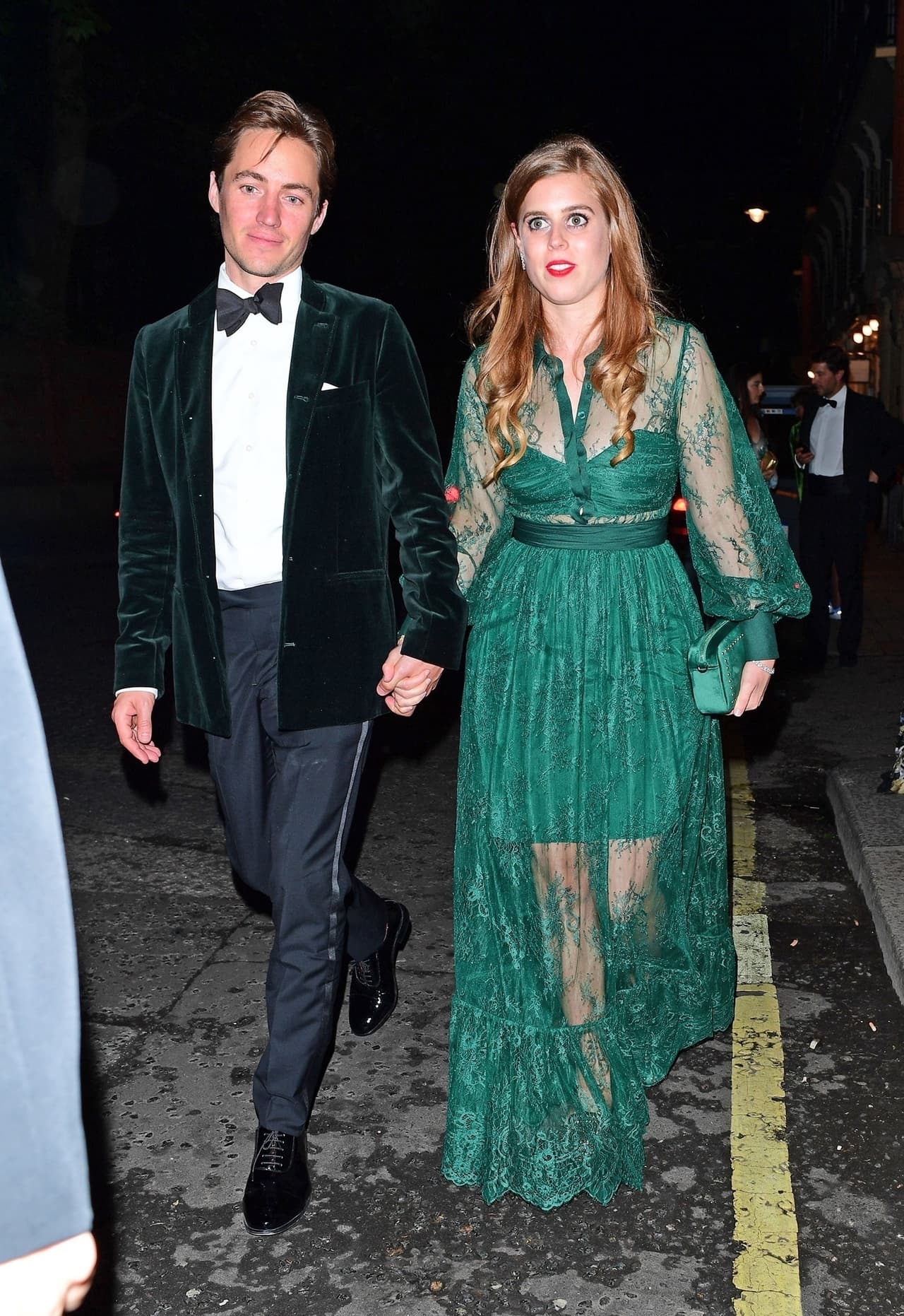 La princesa Beatriz, nieta de la reina Isabel II, se hizo presente con su novio Edoardo Mapelli Mozzi, en un elegante vestido verde.