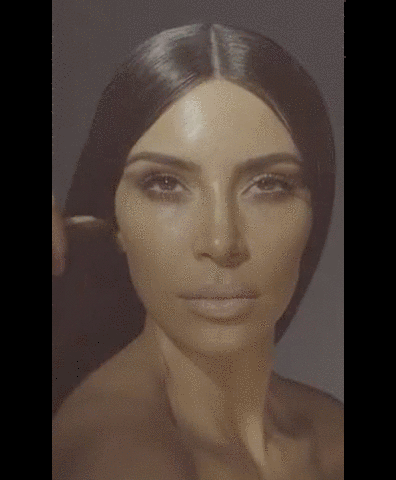 De hecho, estas imágenes en que aparecen prácticamente idénticas, hacen parte de un anuncio sobre una nueva línea de cosméticos, Kylie Cosmetics.