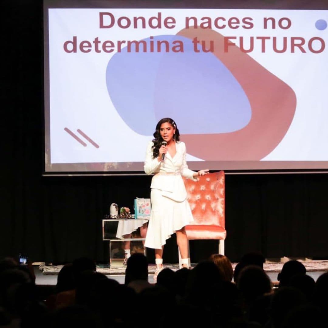 En República Dominicana, Fran estaba feliz por tener la oportunidad de abrir su corazón con sus compatriotas: "El sábado pasado tuve la oportunidad de presentarme en mi país, República Dominicana, con la conferencia 'El cambio está en ti'. Que maravillosa experiencia".