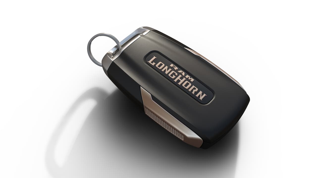 Hasta la
<b> llave de acceso</b> de la RAM 1500 Laramie Longhorn 2019 cuenta con detalles identificatorios exclusivos.