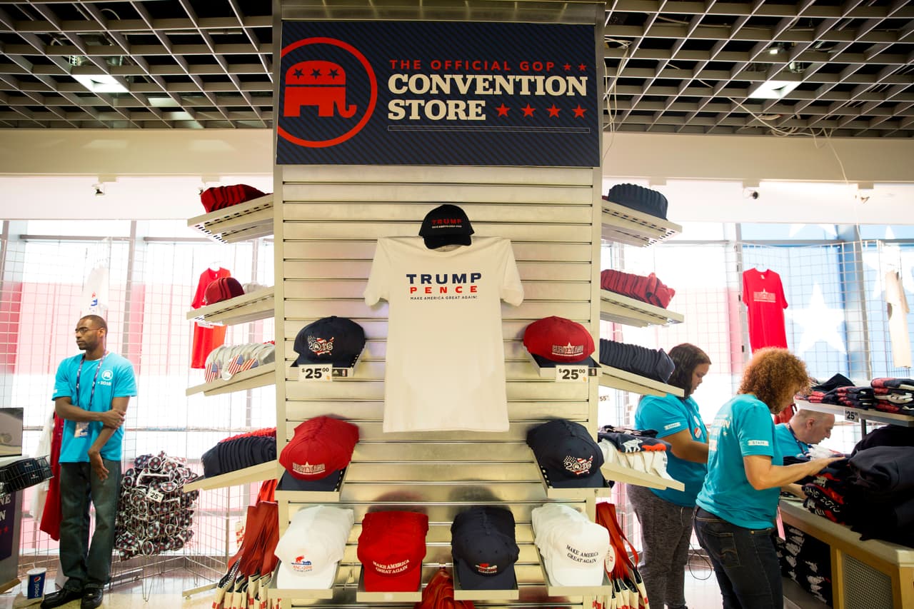 LUNES 18 DE JULIO. 6:17 PM. El diseño oficial del evento en las tiendas de ropa de la convención: Trump-Pence.