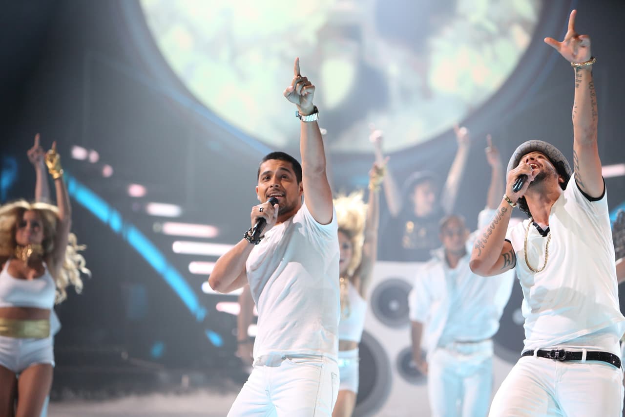 Wilmer Valderrama se presentó en la semifinal junto a Sensato y Sky Blue.