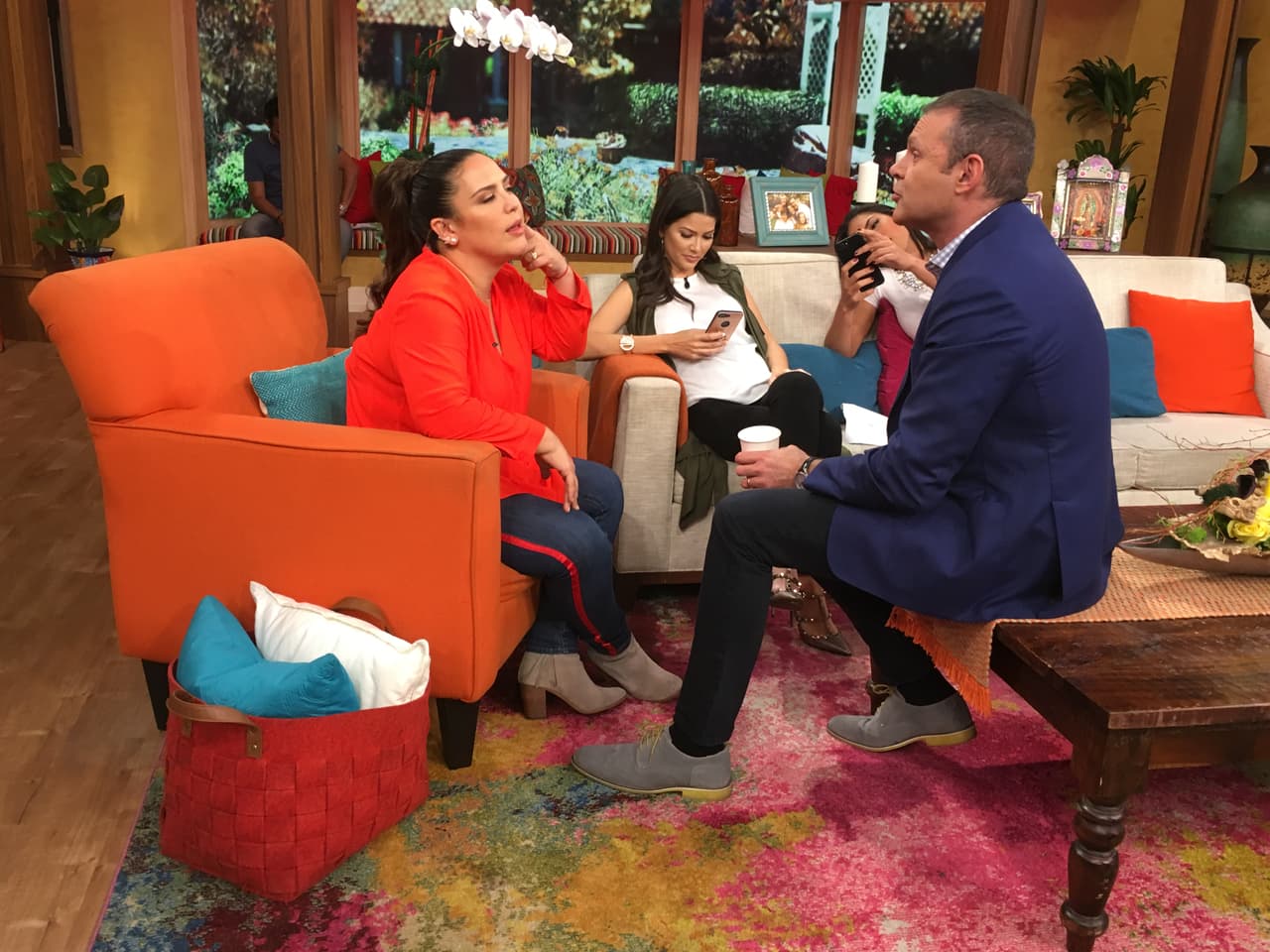 El chisme se puso bueno. Después de tanto tiempo sin verse, Angélica y Alan no paraban de platicar.