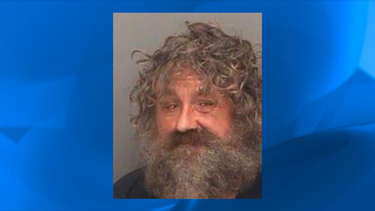 FL: Arrestado por meditar desnudo en la acera