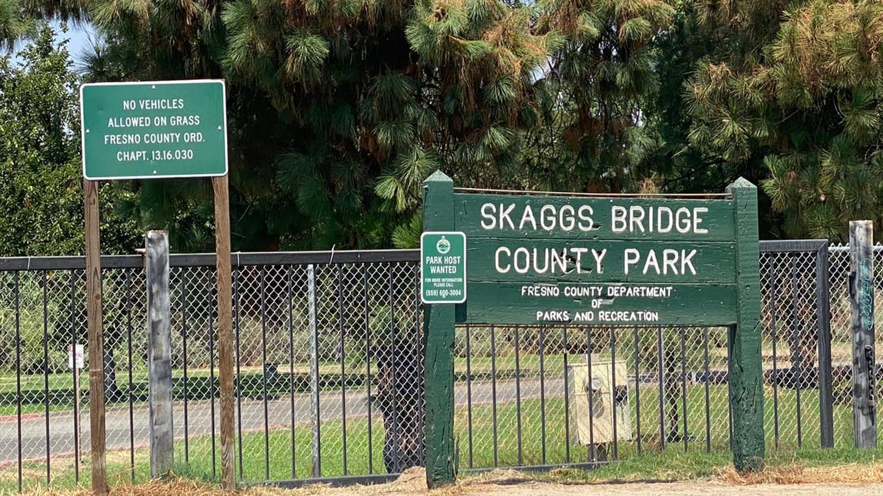El parque Skaggs Bridge es uno de los 12 parques recreacionales a cargo del condado de Fresno. Es muy popular entre las familias del condado de Fresno.