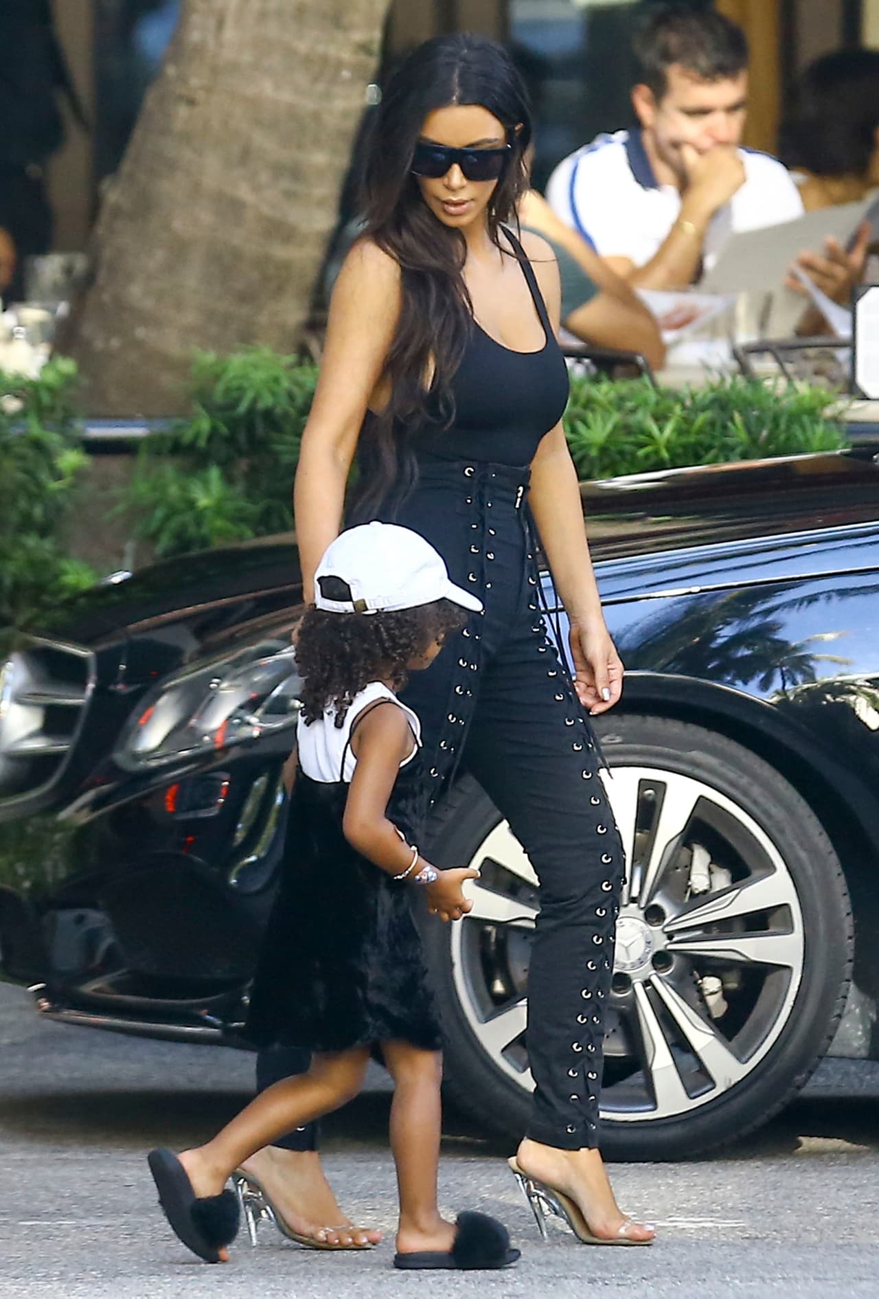 La estrella de TV dejó a los chicos en casa.